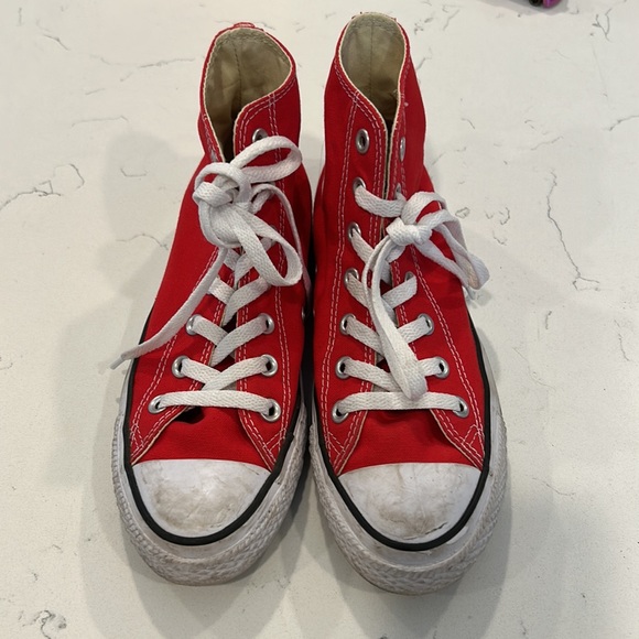 Red converse - Picture 2 of 7